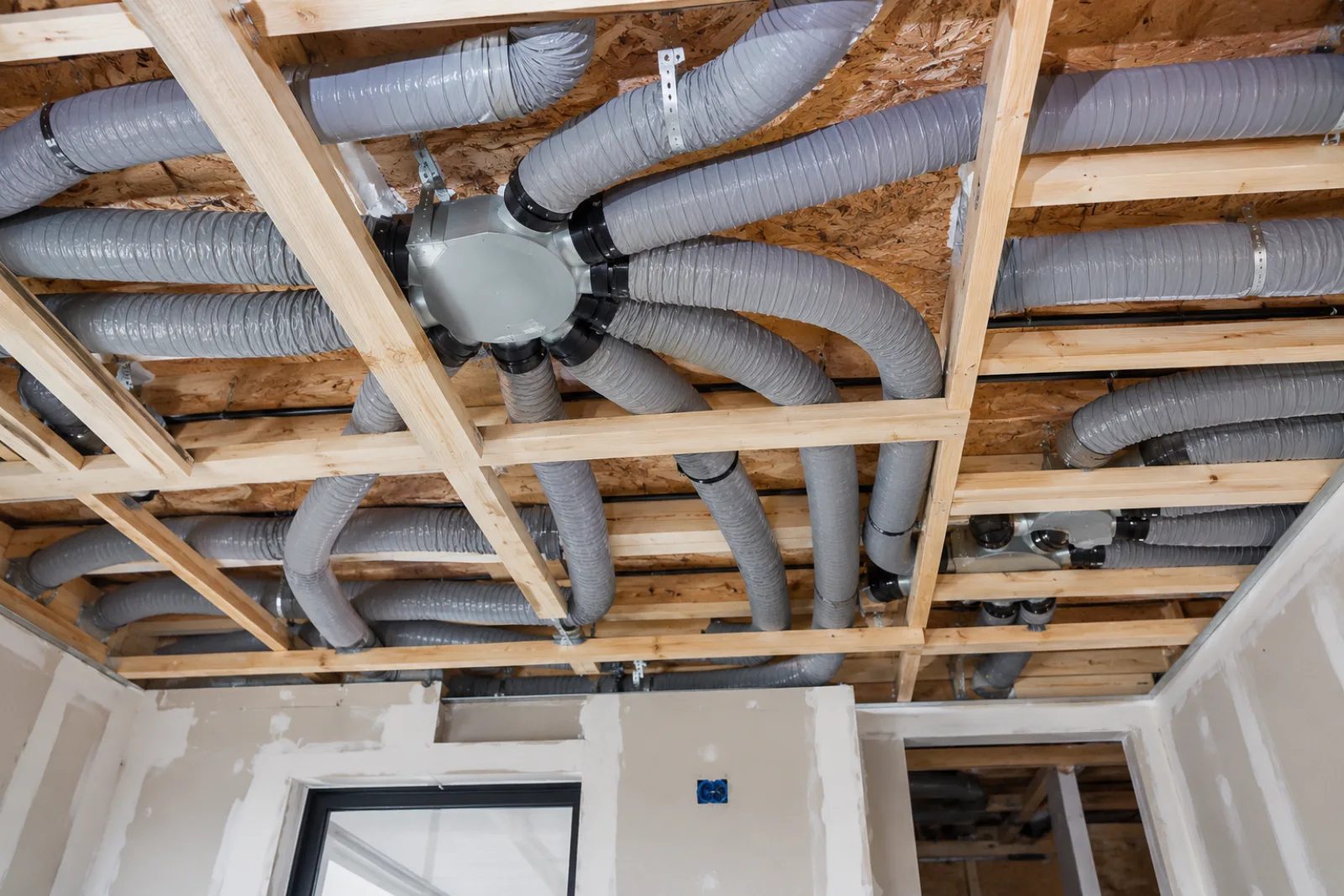 Réseau de gaines de ventilation au plafond